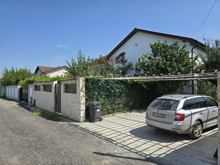 Casă individuală cu 7 camere cu Teren 545 Mp în Est