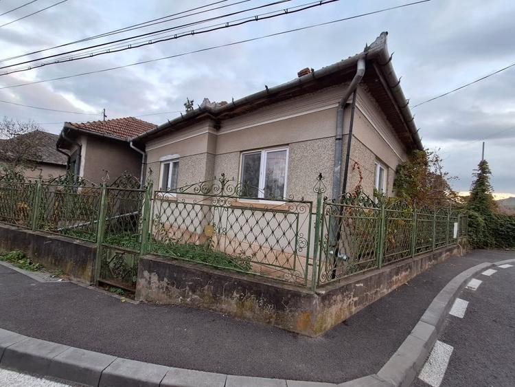 Casă individuală cu 4 camere cu Canalizare în Luna de Sus