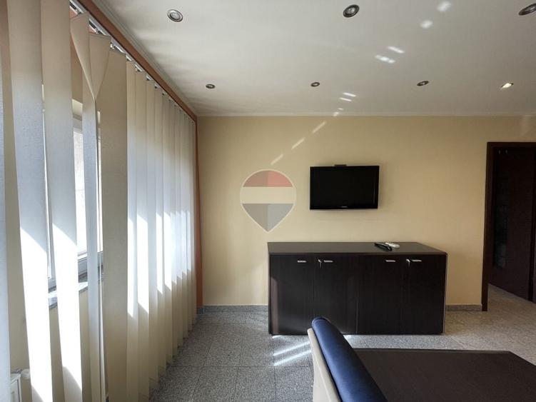 Apartament cu 4 camere semidecomandat, mobilat în P-ța Unirii