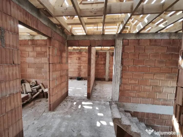 Casă cu 7 camere cu Teren 430 Mp în Central