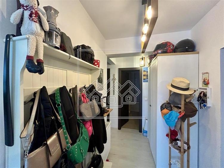 Apartament cu 3 camere decomandat, mobilat în Turnișor
