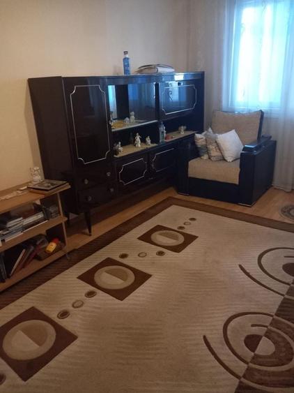Apartament cu 3 camere semidecomandat în Milcov