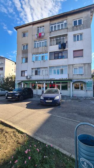 Apartament cu 3 camere semidecomandat în Adjud