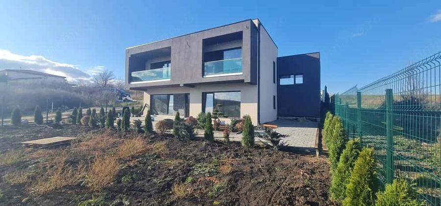 Casă cu 7 camere cu Teren 815 Mp în Tineretului