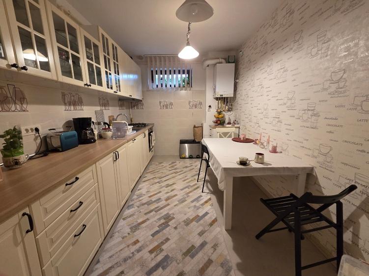 Apartament cu 3 camere decomandat în Energia