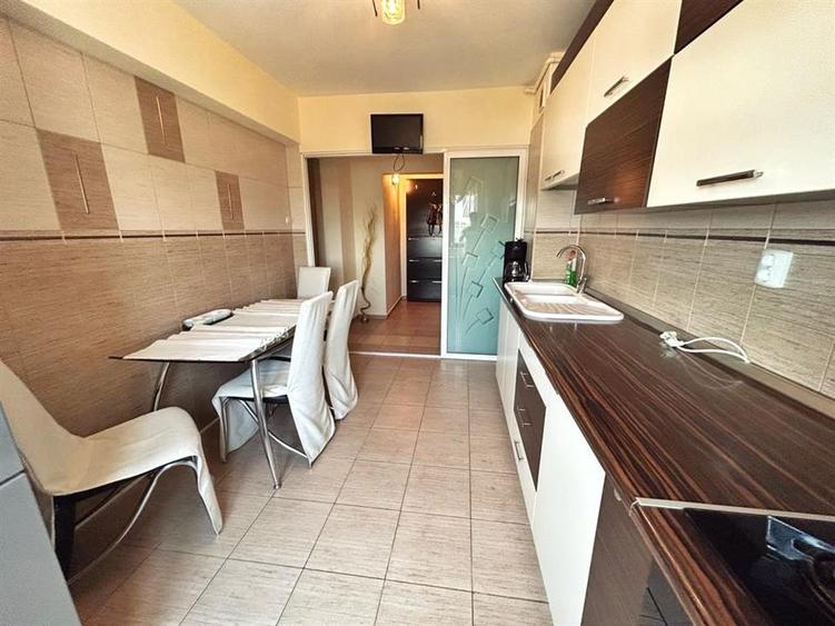 Apartament cu 3 camere decomandat în Cantacuzino
