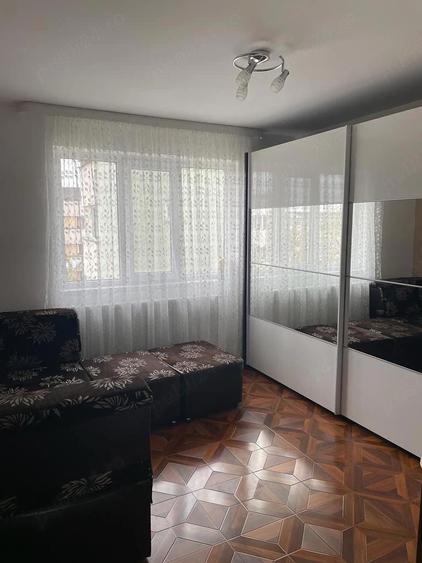 Apartament cu 3 camere decomandat în Teilor
