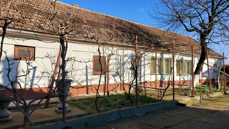 Casă cu 4 camere cu Teren 2984 Mp în Central