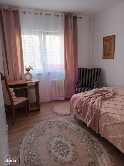 Apartament cu 3 camere decomandat în Panduri