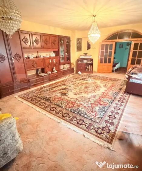 Casa cu teren generos de 800 mp, la strada principala in - 7