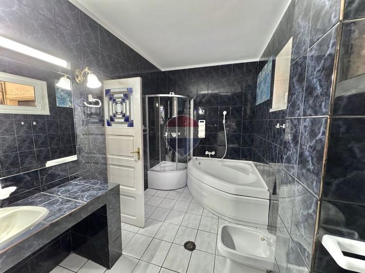 Casă individuală cu 7 camere cu Teren 100 Mp în Domenii