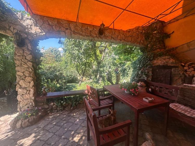 Casă individuală cu 8 camere cu Canalizare în Faleza Nord