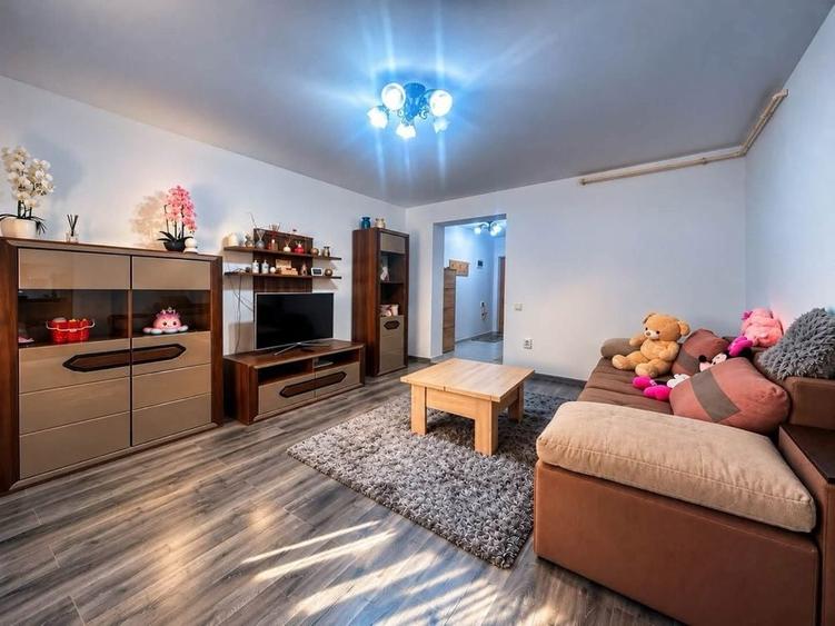 Apartament cu 2 camere decomandat în Tractorul