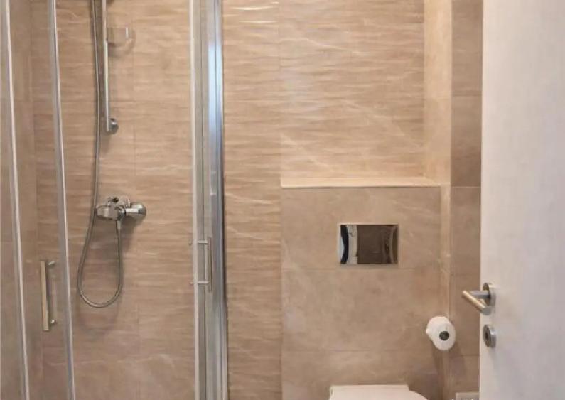 Apartament cu 3 camere decomandat, mobilat în Tractorul