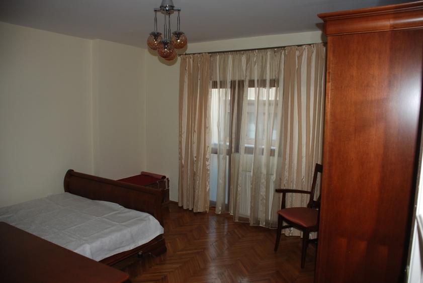 Apartament cu 3 camere semidecomandat, mobilat în Dorobanți