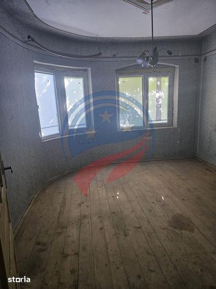 Casă cu 4 camere cu Teren 1963 Mp în Central