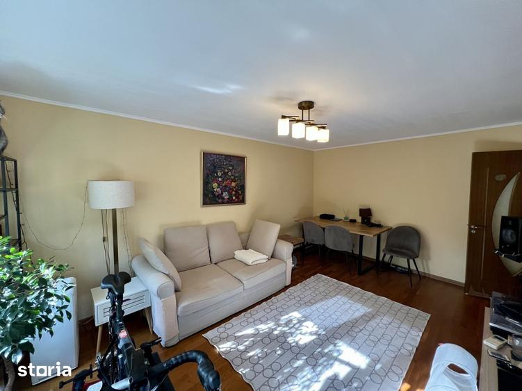 Apartament cu 3 camere decomandat în Est