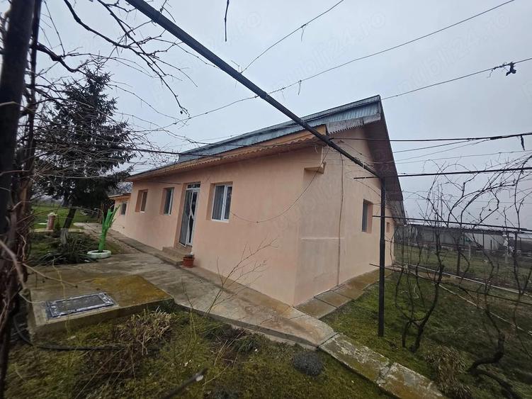 Casă cu 2 camere cu Teren 1000 Mp în Central