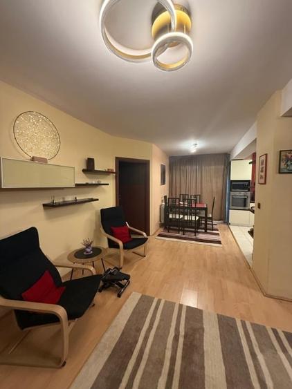 Apartament cu 4 camere semidecomandat, mobilat în Roșu