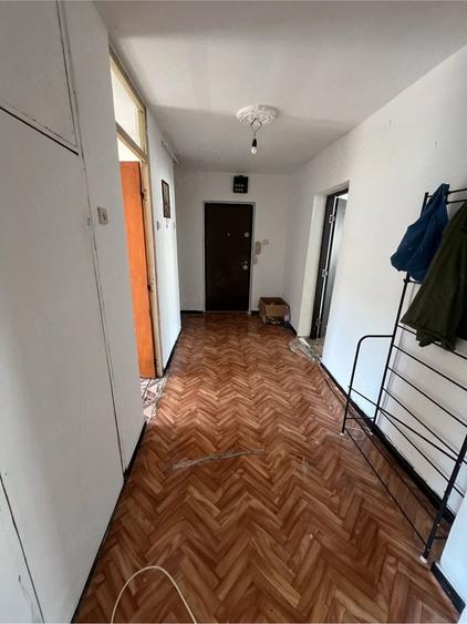 Apartament cu 3 camere semidecomandat în Frații Golești