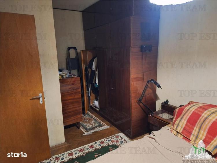 Apartament cu 3 camere semidecomandat în Tei