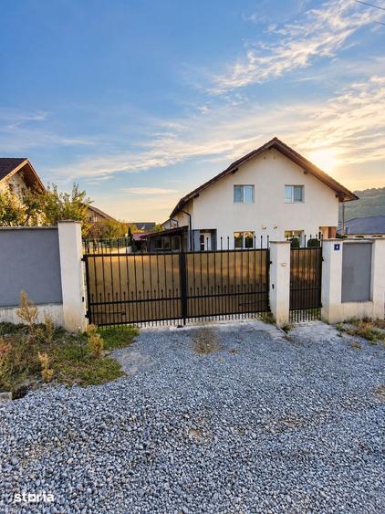 Casă cu 3 camere cu Teren 350 Mp în Corunca
