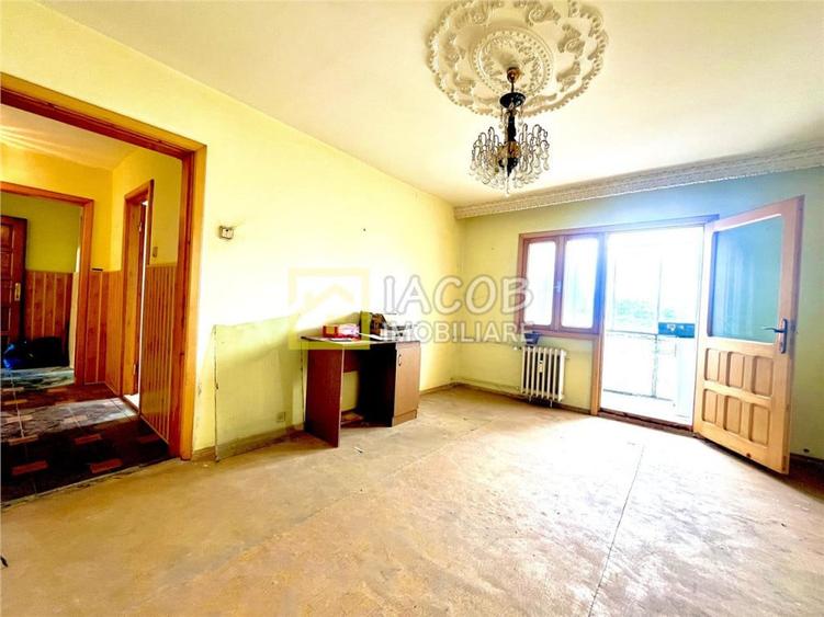 Apartament cu 3 camere semidecomandat în Central