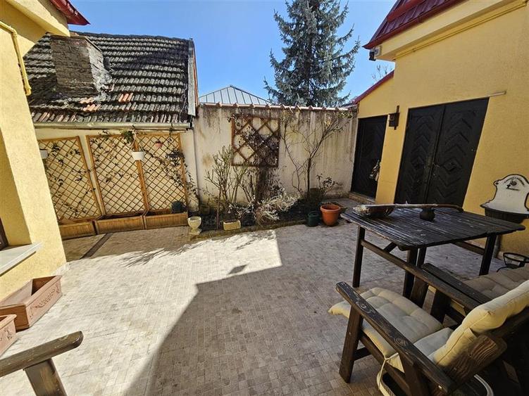 Casă individuală cu 8 camere cu Teren 60 Mp în Brașovul Vechi