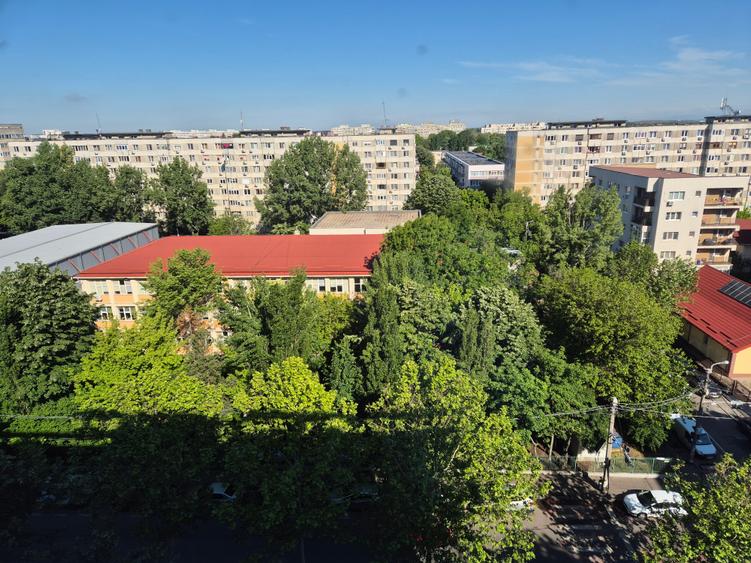 Apartament cu 3 camere semidecomandat în Militari