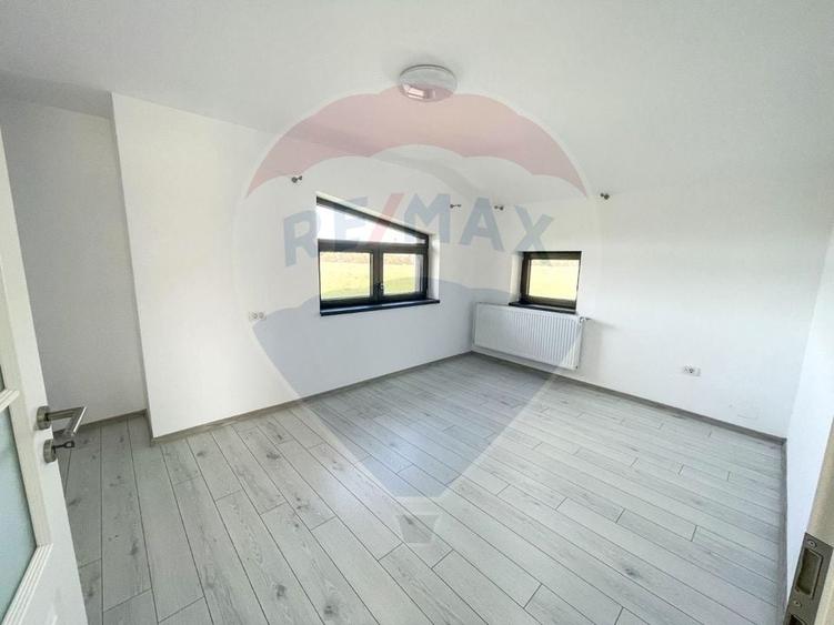 Casă individuală cu 5 camere cu Teren 378 Mp în Sânpetru