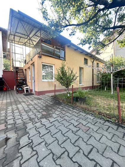 Casă individuală cu 9 camere cu Canalizare în Mărăști