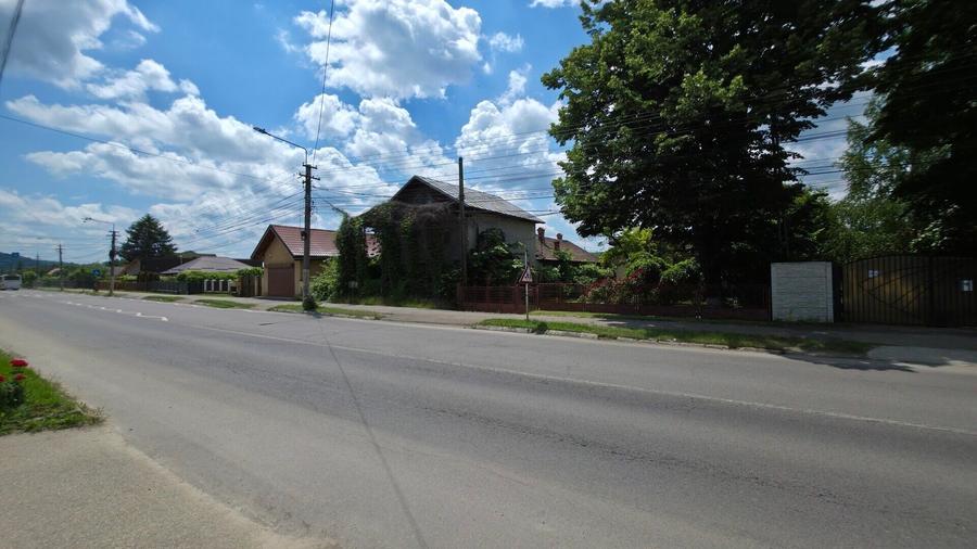 Casă individuală cu 6 camere cu Teren 1444 Mp în Central