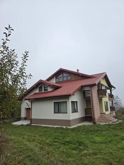 Casă individuală cu 8 camere cu Teren 961 Mp în Fântânele (Hemeiuș)