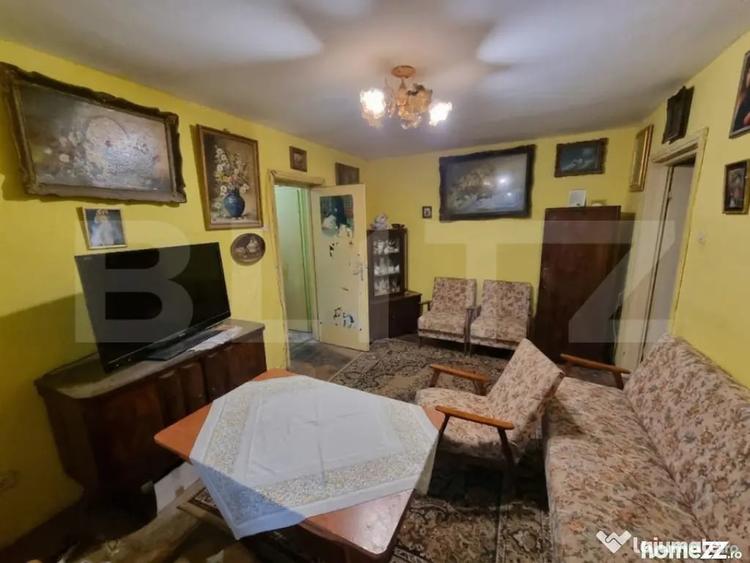 Apartament cu 3 camere semidecomandat în Calea București