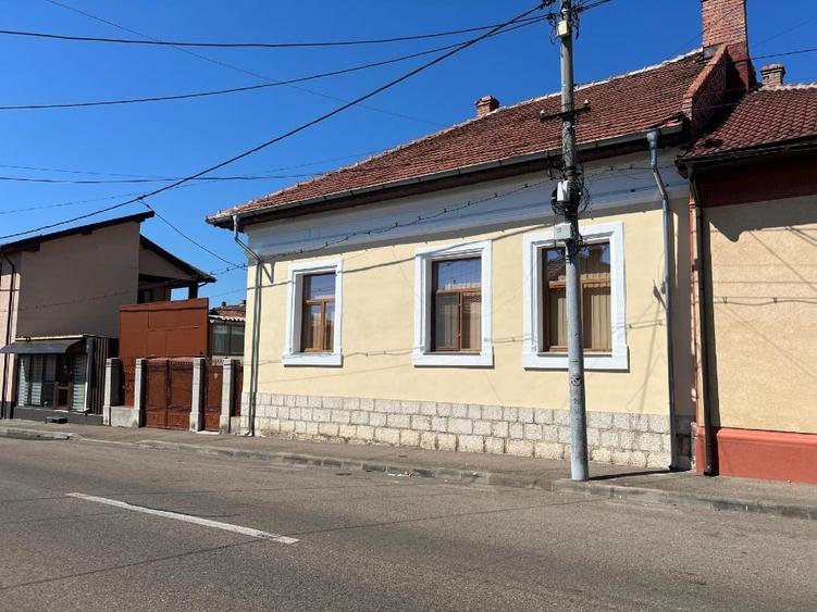 Casă individuală cu 5 camere cu Teren 400 Mp în Central