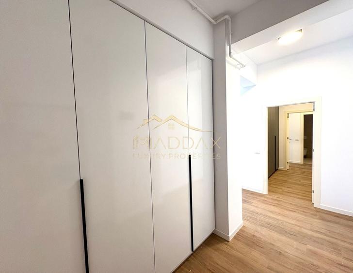 Apartament cu 3 camere semidecomandat, mobilat în Băneasa
