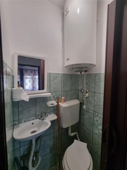 Apartament cu 3 camere semidecomandat, mobilat în Podu Roș