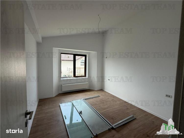 Casă cu 4 camere în Ostratu