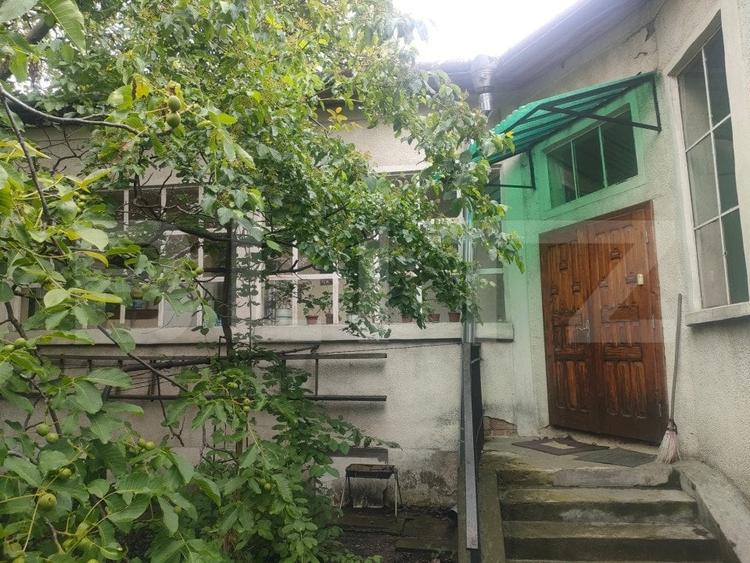 Casă individuală cu 7 camere cu Canalizare în Central