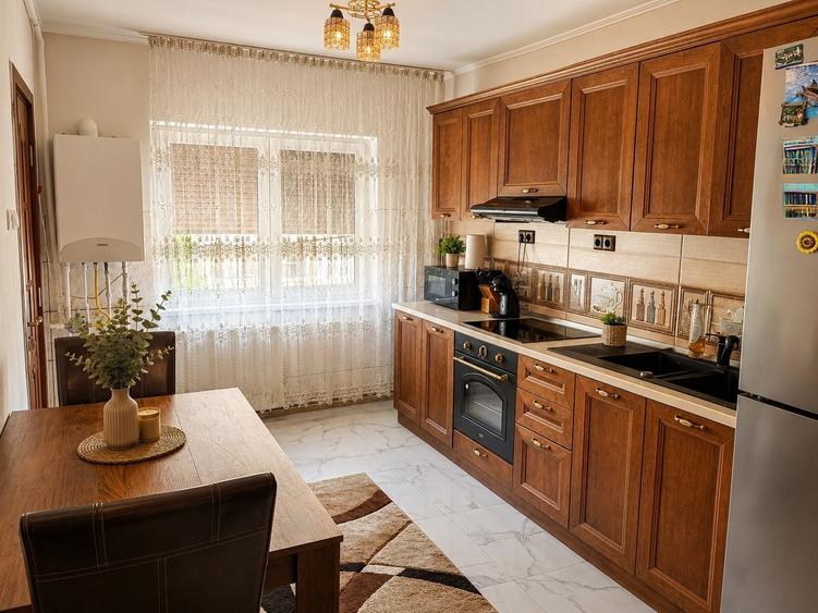 Apartament cu 3 camere semidecomandat în Semicentral