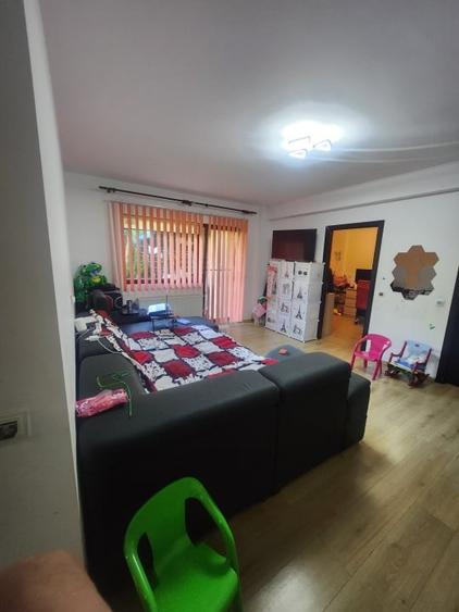 Apartament cu 3 camere semidecomandat, mobilat în Florești — fotografia 2
