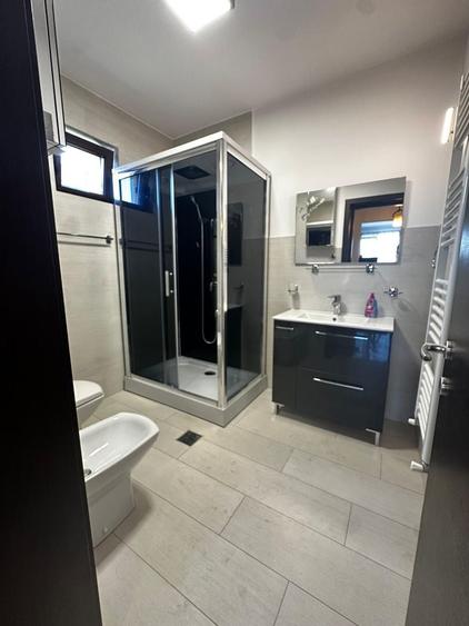 Casă individuală cu 7 camere cu Piscina în Central