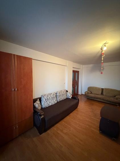 Apartament cu 3 camere decomandat, mobilat în Craiovița Nouă