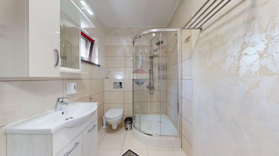 Casă individuală cu 9 camere cu Piscina în Bran