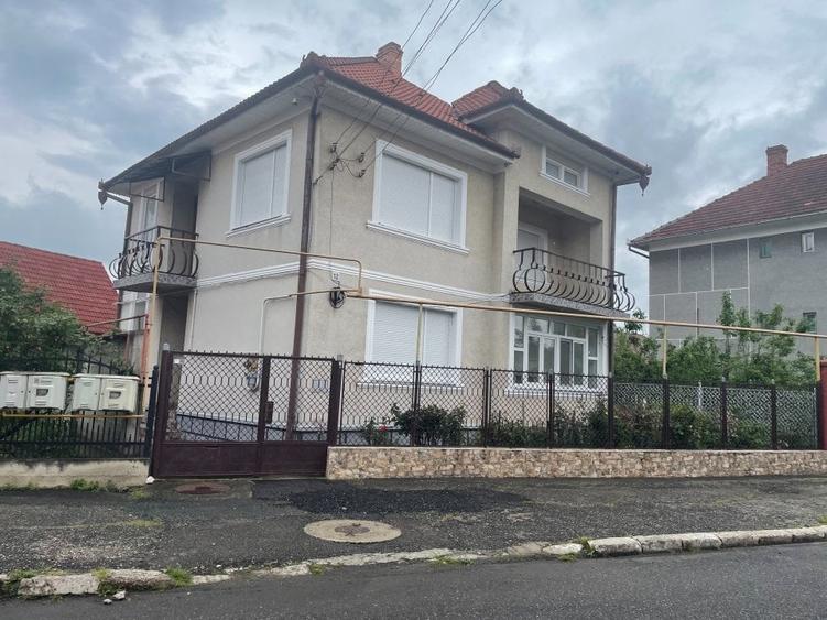 Casă individuală cu 6 camere cu Canalizare în Central