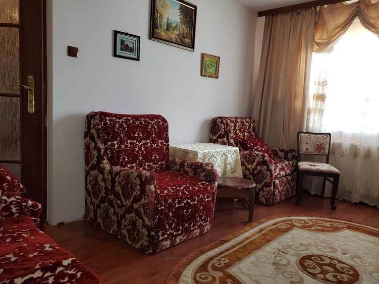 Apartament cu 3 camere decomandat, mobilat în Poarta 6