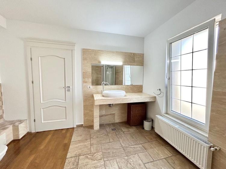 Duplex cu 8 camere cu Canalizare în Iancu Nicolae