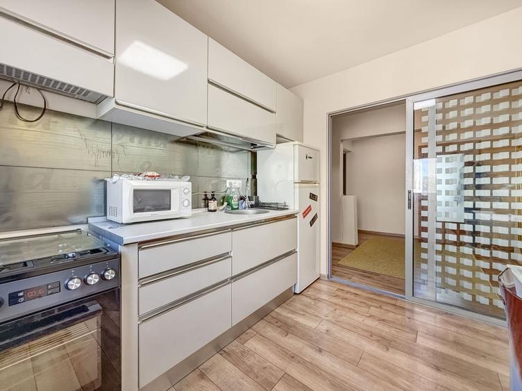 Apartament cu 4 camere decomandat, mobilat în Central