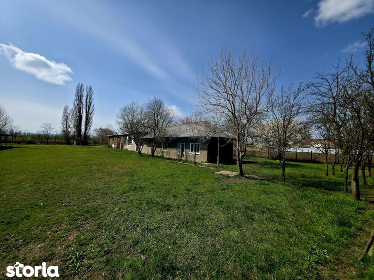 Spațiu comercial, de 400 mp, în Girov