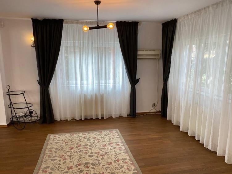 Casă individuală cu 5 camere cu Teren 500 Mp în Central